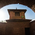 Ein maurischer Torbogen in der Alcazaba von Malaga.