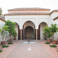 El patio de los naranjos desde otro ángulo.