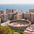 La plaza de toros con el mediterráneo de fondo.